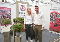 Amber van Zonneveld en Perry van Eijk van Perry van Eijk Skimmias. Per 1 Januari heeft Perry van Eijk het bedrijf van zijn vader overgenomen. Op het Plantarium presenteert hij vooral zijn nieuwe soort Skimmia Japonica Perosa, een sport uit de Skimmia Rubella-familie.